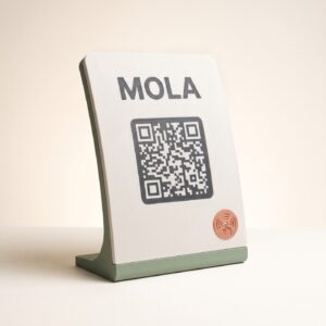 MOLA yazılı kavisli QR ve NFC masaüstü işletme standı