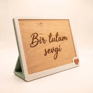 Bir tutam sevgi el yazısı işlenmiş çerçeveli ahşap hatıra plakası
