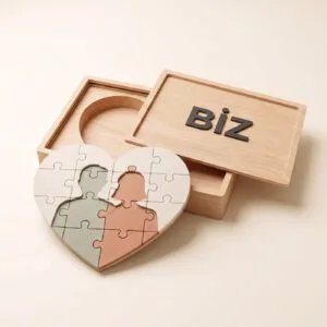 BİZ yazılı kutusuyla on altı parça kalp biçimli fotoğraf puzzle