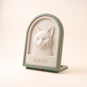 MAYA isimli kedi portresinden hazırlanmış kemer çerçeveli rölyef